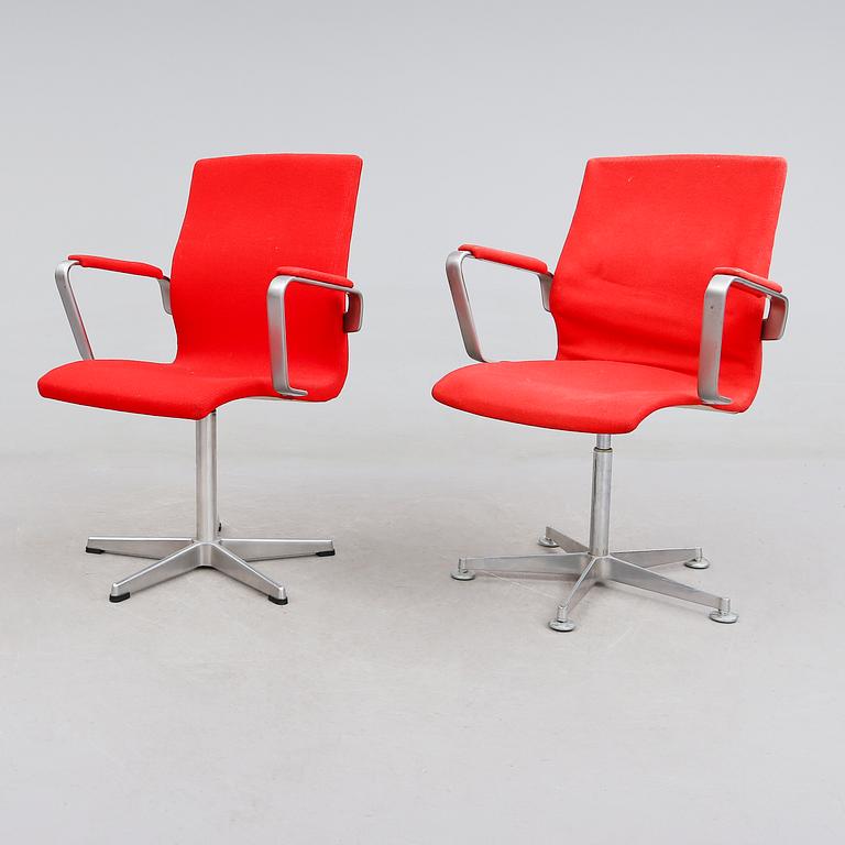 SKRIVBORDSSTOLAR, 2 st, "Oxford", Arne Jacobsen, för Fritz Hansen, Danmark, 1983 respektive 1986.