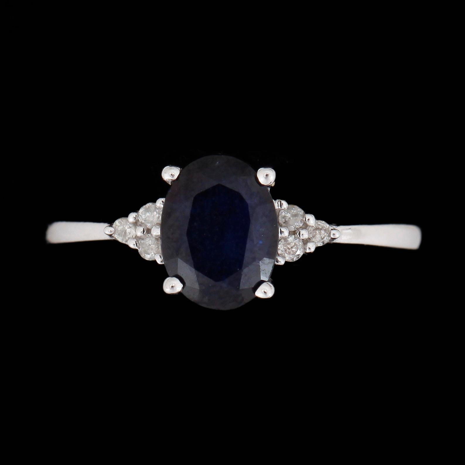 RING, 9k vitguld med oval safir. Vikt ca 2,2 gram.