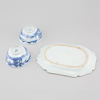 A Chinese porcelain 18th century platter and two bowls from arund the turn of the century 1900.