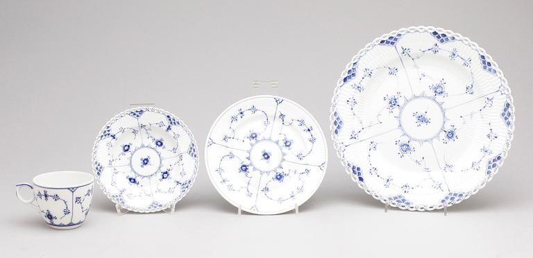 SERVIS, 57 delar, porslin, 'musselmalet', främst 'helblond', Royal Copenhagen, Danmark. 1900-talets andra hälft.