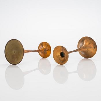 Tapio Wirkkala, ljusstakar, ett par, "Trumpet", brons, stämplad Tapio Wirkkala, Hopeakeskus Oy Made in Finland.
