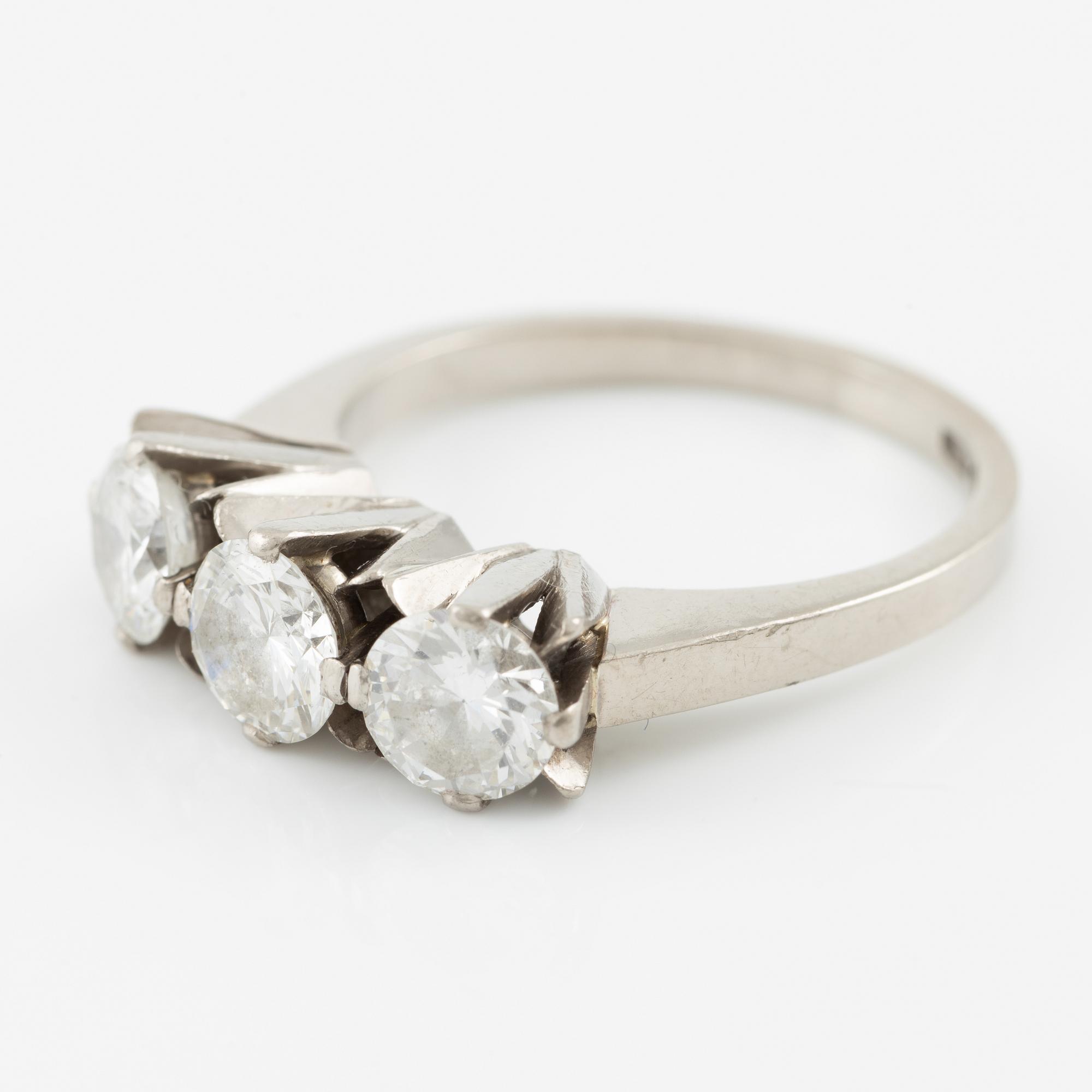 Ring, A.Tillander,  18K vitguld med tre briljantslipade diamanter.