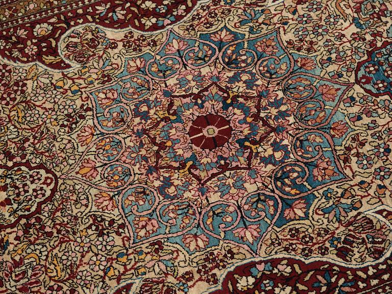 A RUG. An antique Esfahan. 212 x 141 cm.