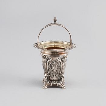 VAS/KORG, silver, otydliga stämplar, omkring år 1900, vikt 263 g.