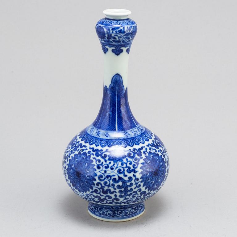 A Chinese blue and white garlic-mouth vase, 20th century, with a Qianlong mark.