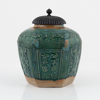 A porcelain jar, China, 20th century.