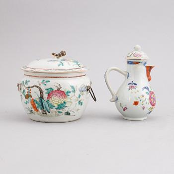 A group of Chinese porcelain, Qing dynasty, Kangxi, Qianlong, 18th and 19th century. Six pieces.