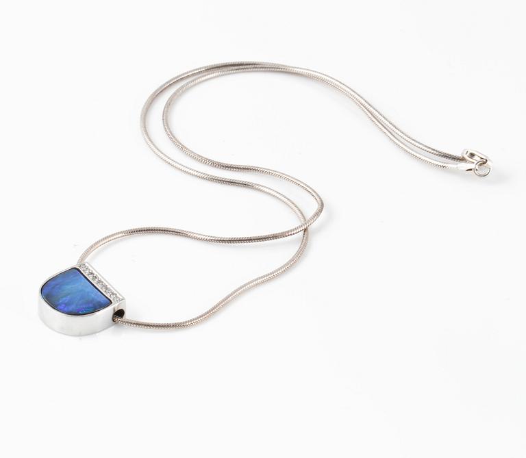 HÄNGE, 18K vitguld med Boulder opal samt 9 briljantslipade diamanter 0.06 ct, Gaudi, Stockholm, 2002. Vikt 5,4 gram.