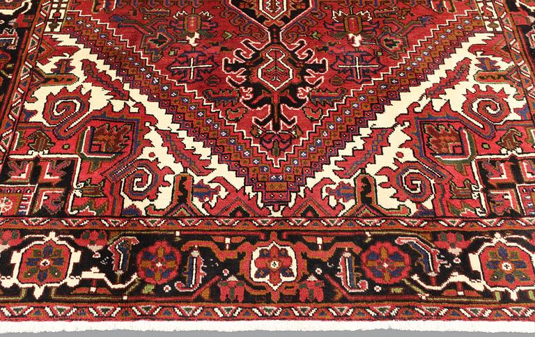 A Heriz Gorovan carpet, c. 292 x 203 cm.