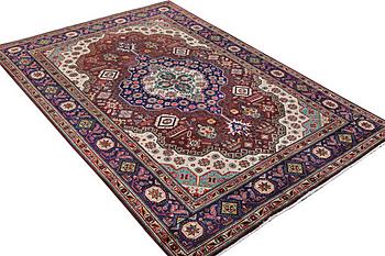 A Tabriz carpet, c. 295 x 199 cm.