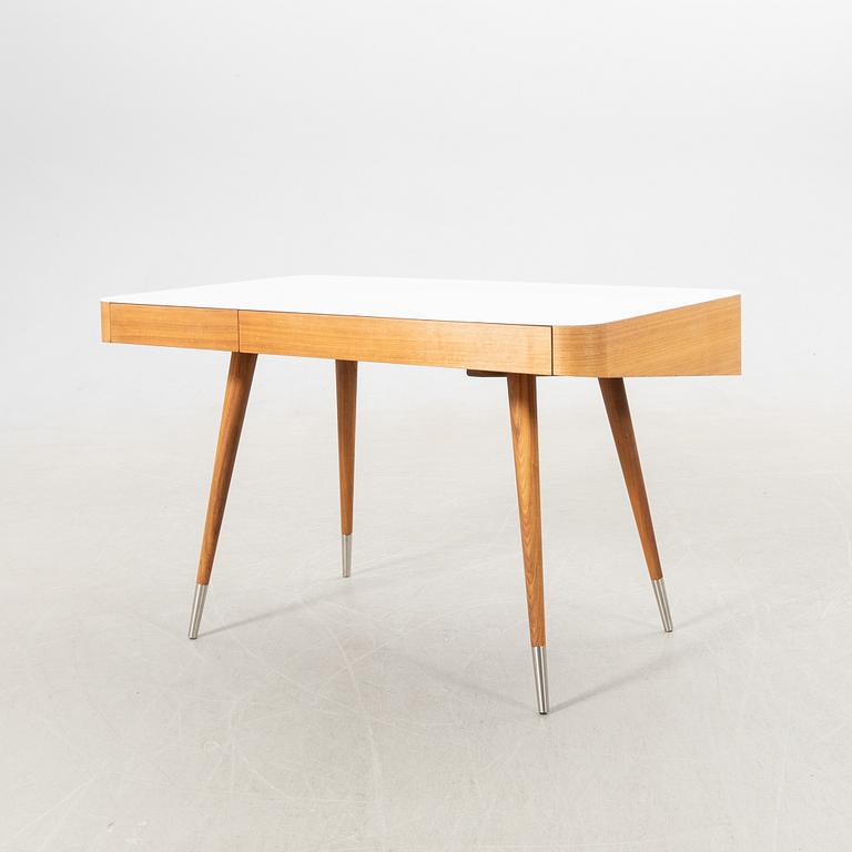 Søren Nissen & Ebbe Gehl, skrivbord AK 1330 för Naver Collection 2000-tal.