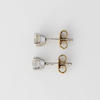 ÖRHÄNGEN, ett par, 18K vitguld med 2 briljantslipade diamanter tot ca 0,90ct. Kvalité ca H-I/VS+.