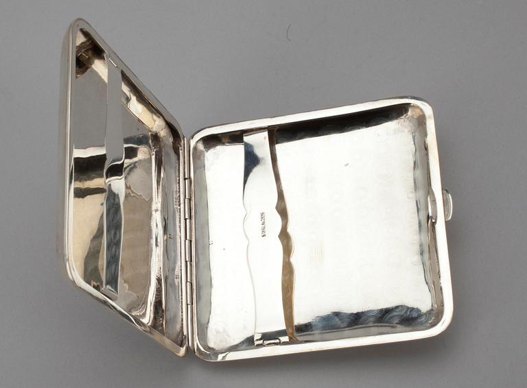 CIGARETTETUI, silver, Thailand 1900-tal. Vikt ca 146 g.