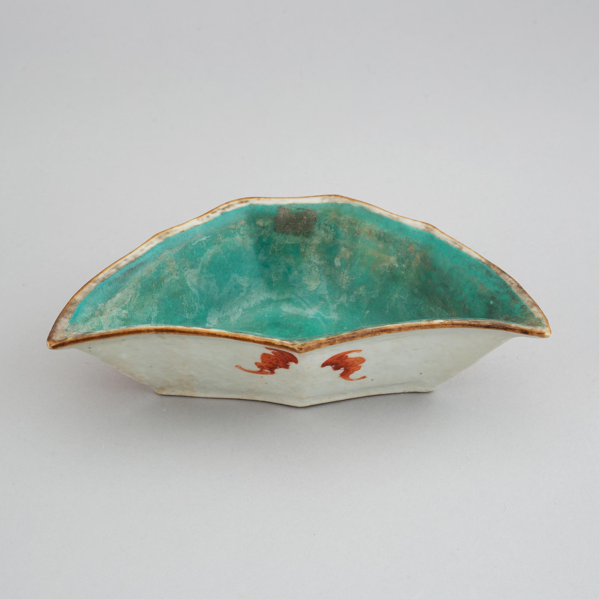 PORSLINSFÖREMÅL, fem delar, porslin. Qingdynastin, 1700-1800-tal.