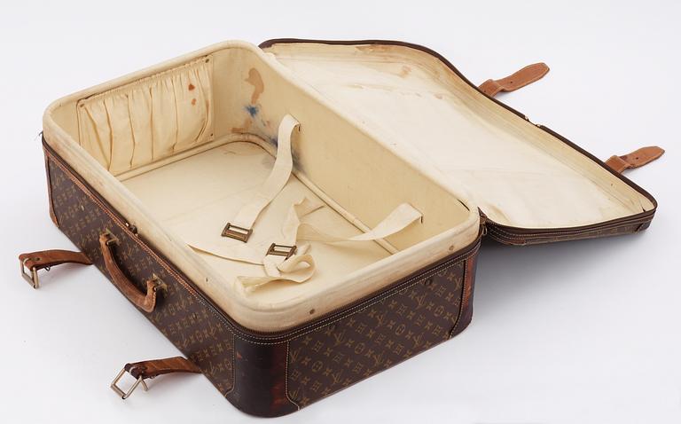 A monogram canvas travelling bag by Louis Vuitton.