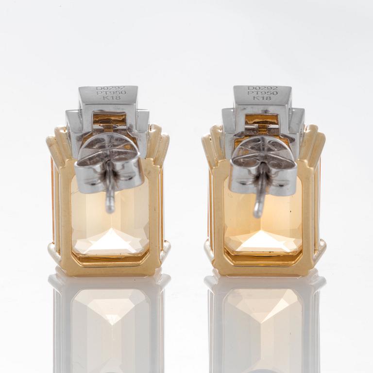 Ett par örhängen med fasettslipade opaler och baguetteslipade diamanter.