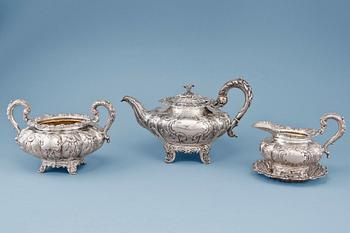 377. TESERVIS, 3 delar samt fat, sterling silver, James Lee Bass, Dublin 1838-39. Tot. vikt 2351 g.