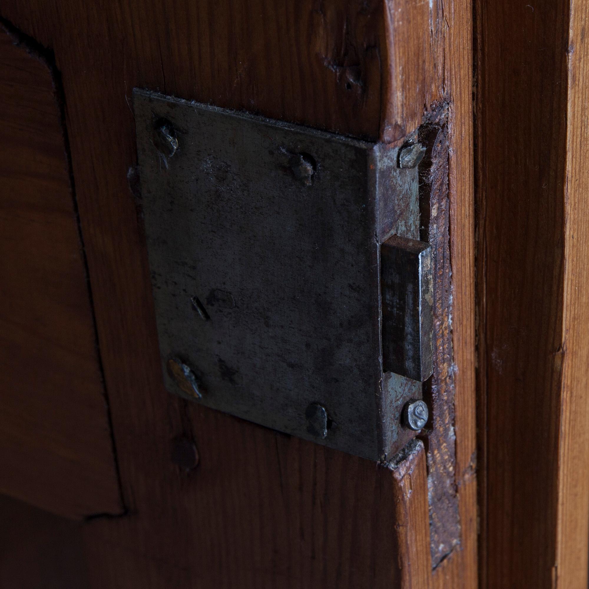 KLÄDSKÅP, 1800-tal.