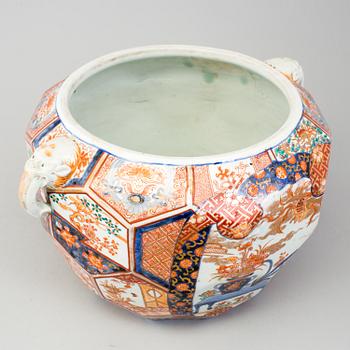 A Japanese imari jar with cover, Meiji period (1868-1912).