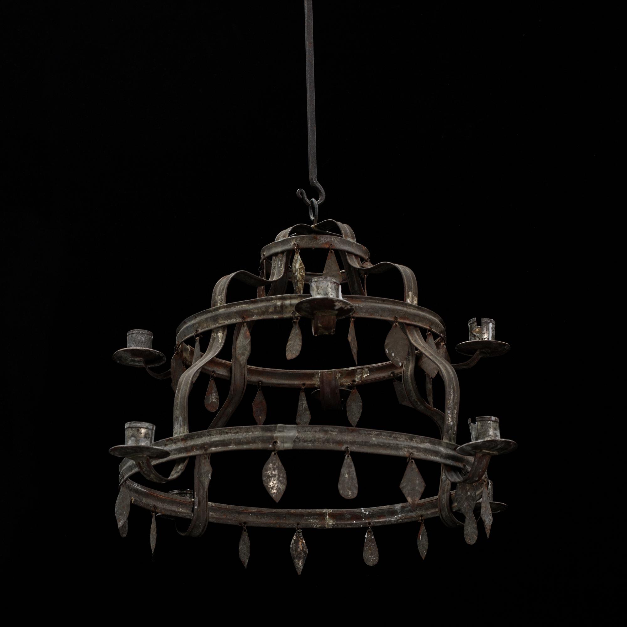 Ljuskrona i bleckplåt, allmoge, 1900-talets första hälft.