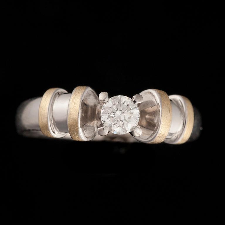 RING, 14K vitguld, diamant. Laatukoru 2000. Vikt ca 8,6 g.
