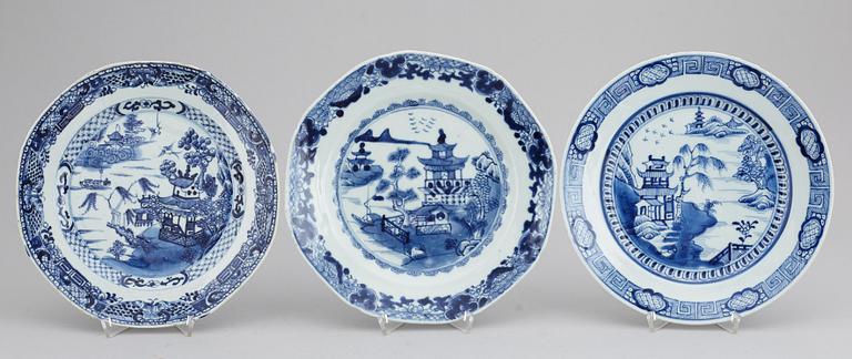 A blue and white serving dish, six plates and two round dishes, Qing dynasty, Qianlong (1736-95).