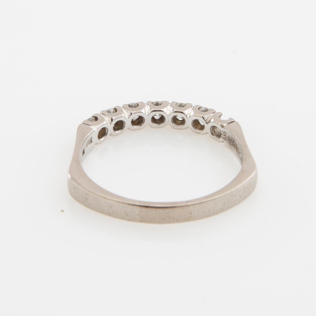 Ring halvallians 18K vitguld med runda briljantslipade diamanter.