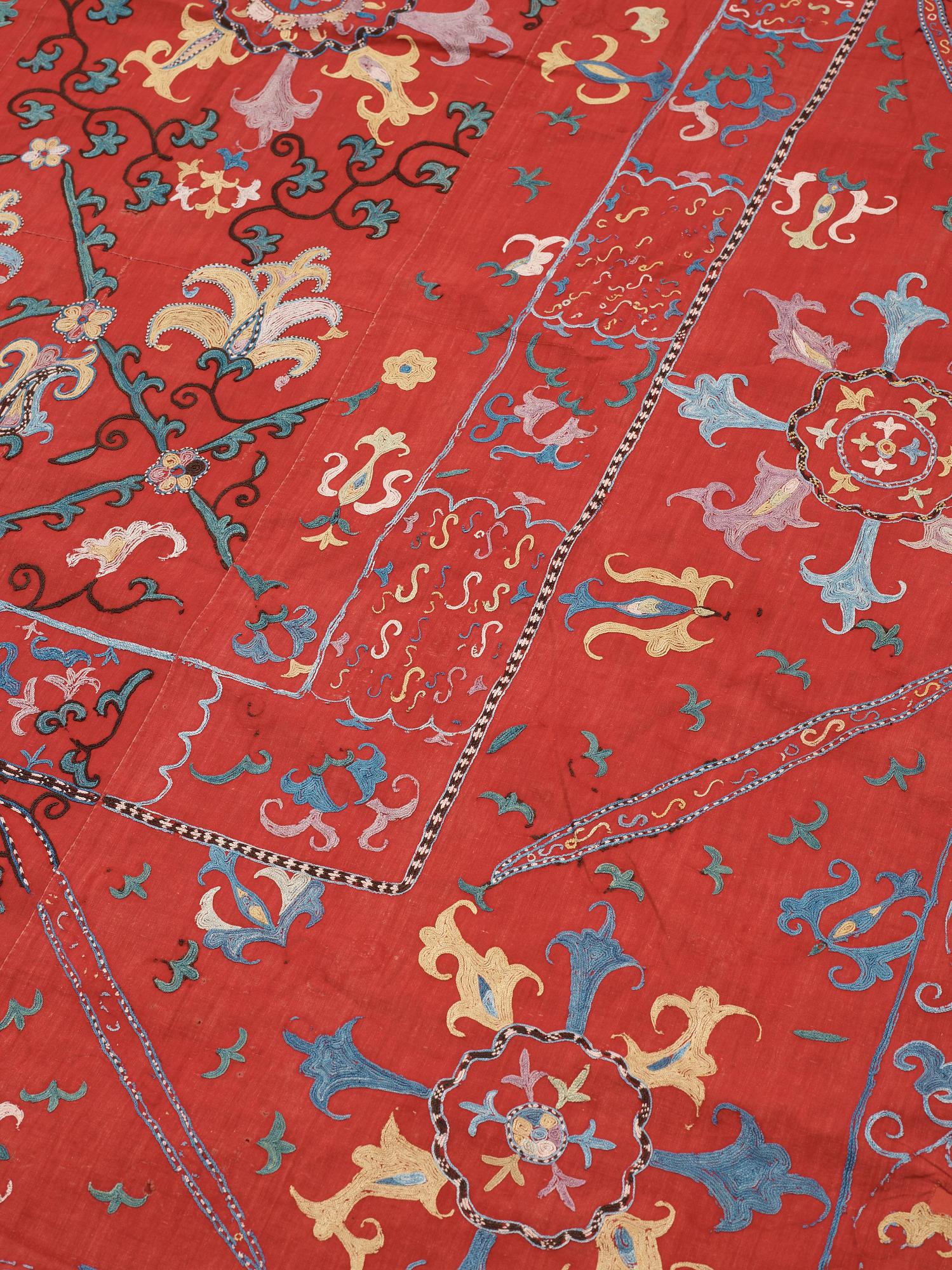ANTIKT UZBEKISTANSKT SUZANI BRODERI. 222,5 x 165 cm.