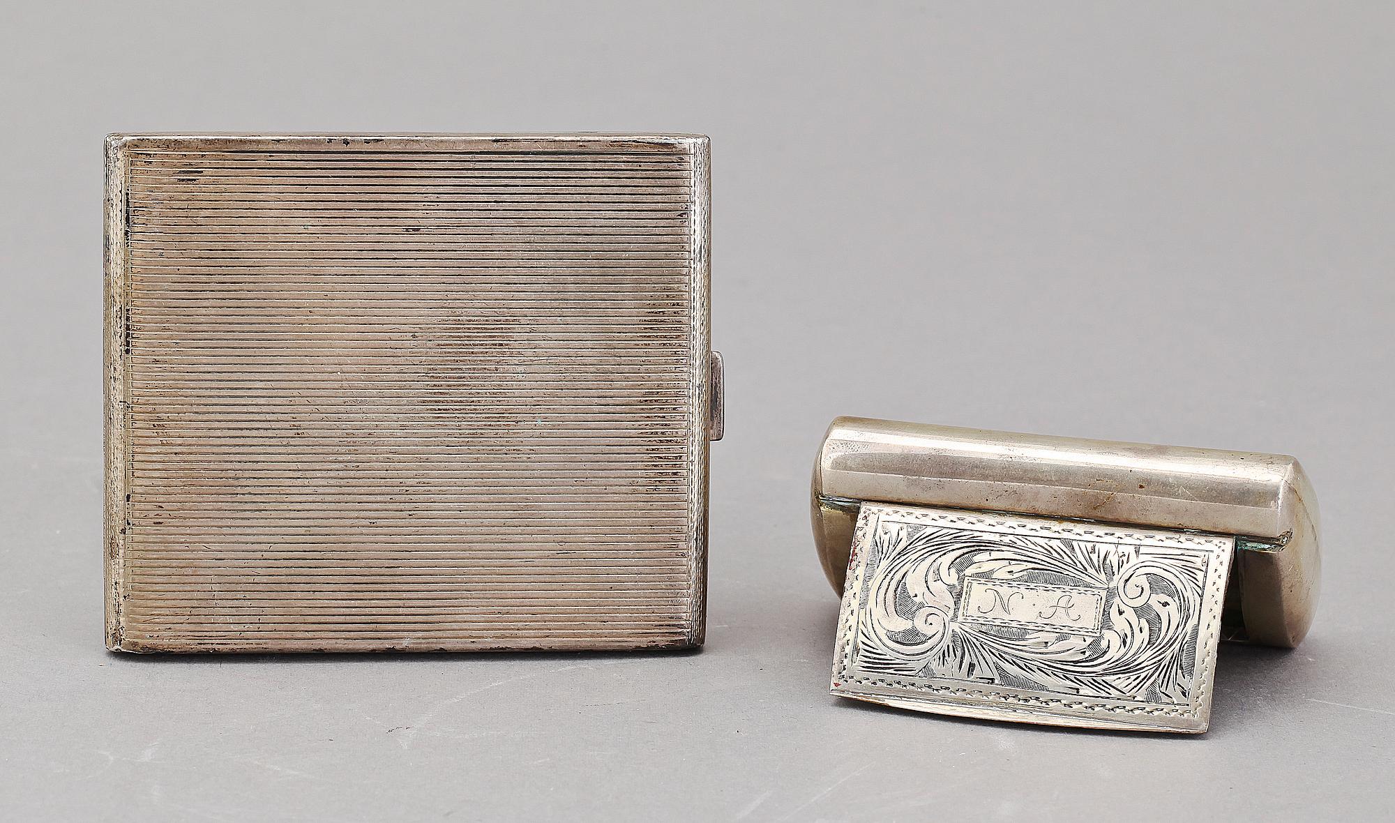 CIGARETTSKRIN samt DOSA, silver, importstämplar, 1900-tal. Vikt 198 gram.