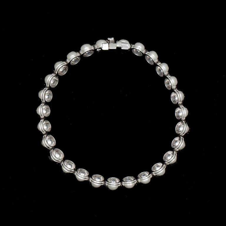 ARMLÄNK 18k vitguld med 27 briljantslipade diamanter, totalt ca 2 ct. Vikt ca 25 g.