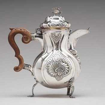 Jens Kieldsen Sommerfeldt (verksam i Aalborg, född 1692, död 1772), kaffekanna, silver. Rokoko.