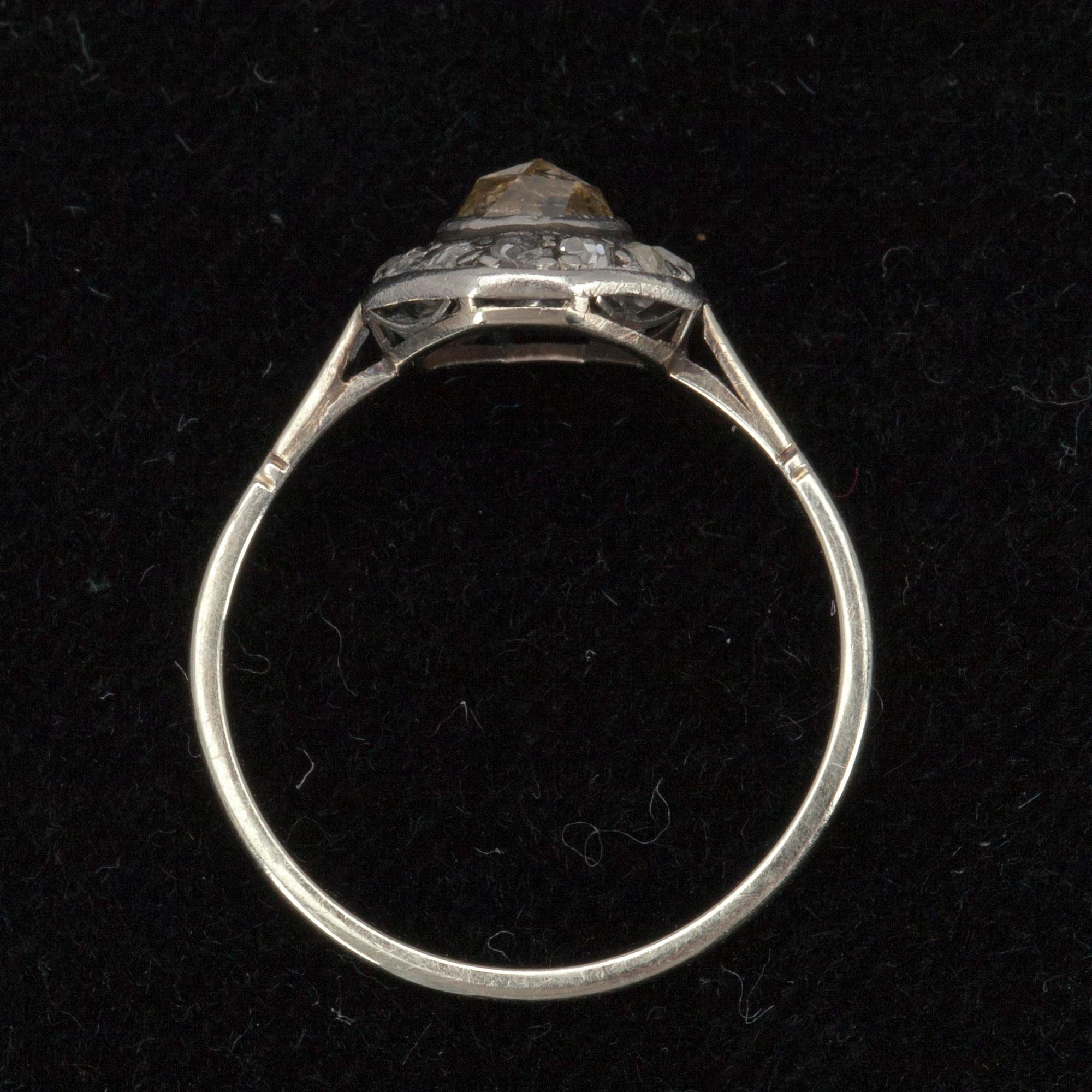 RING, 14K vitguld, 13 st rosenslipade diamanter av vilka mittstenens diam. 5 mm. Vikt 2,3 g.