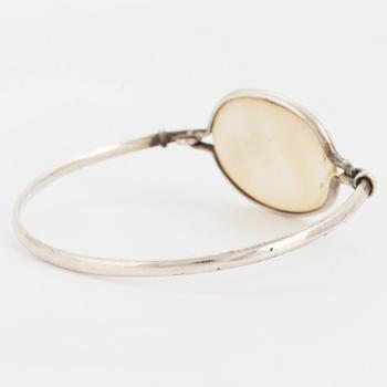 A Swedish 20th century Torun Bülow-Hübe bracelet, silver and mother-of-pearl.