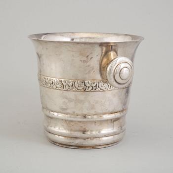 A mid 20th century champagne cooler.