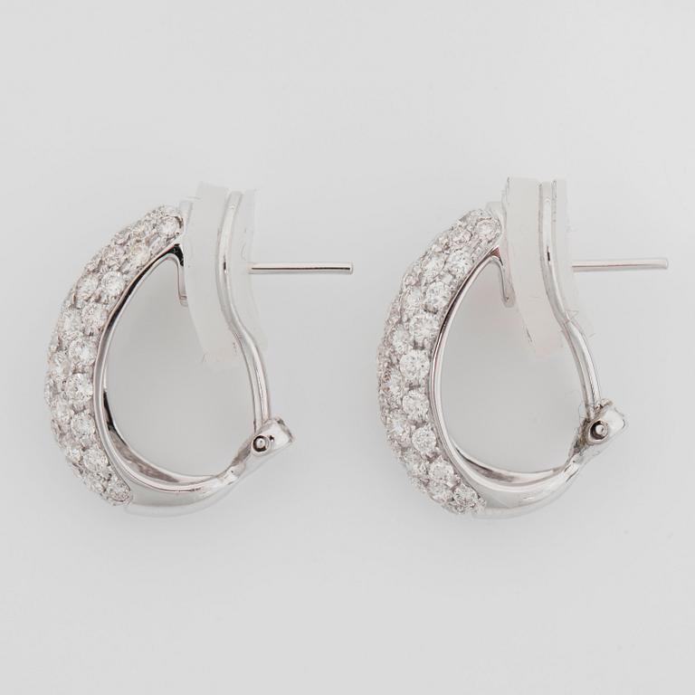 A pair of diamond earrings, 2.79 cts in total.