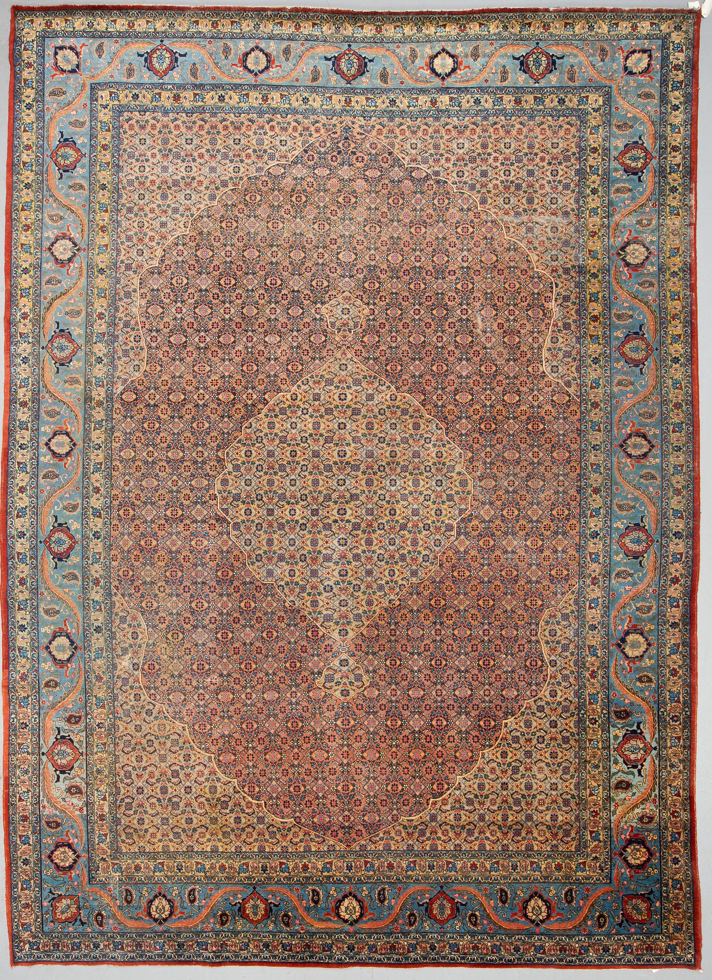 A semi-antiqie Qum carpet. Around 440 x 307 cm.