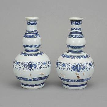 VASER, ett par, fajans, sannolikt Holland, 1700-/1800-tal.