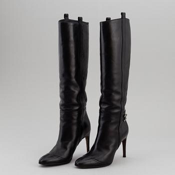 CHANEL, a pair of black leather boots, size 35,5.