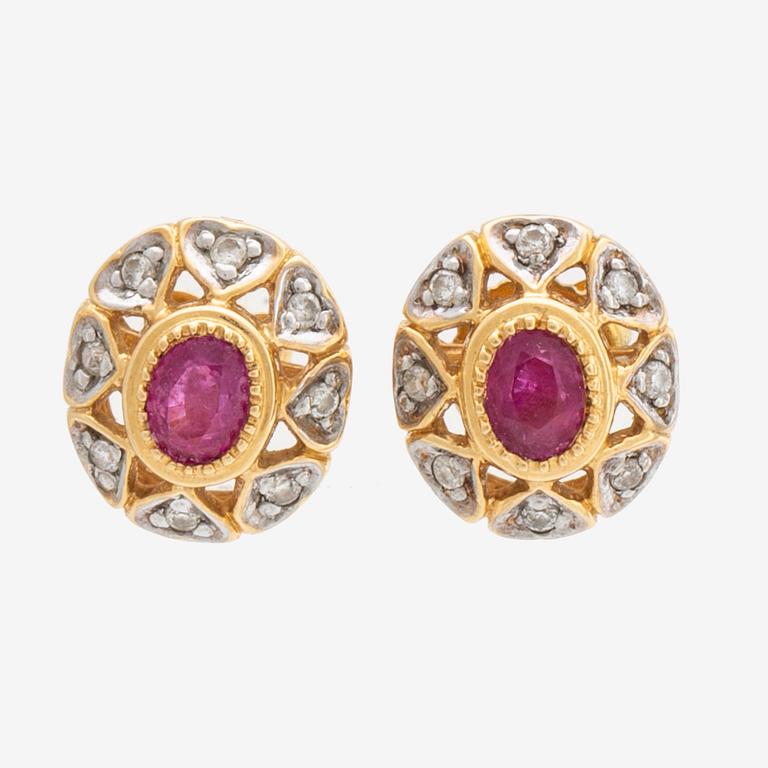 EARRINGS 18K gold w rubies and brilliant-cut diamonds, approx 10 x 8 mm.