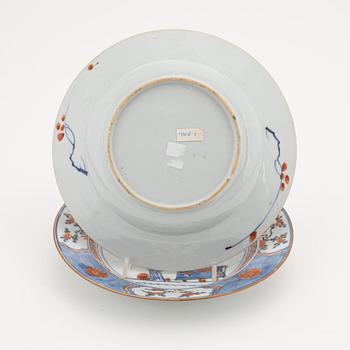 A set with two imari dishes and a bowl, Qing dynasty, early 18th Century.