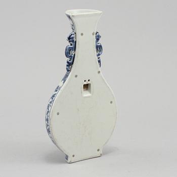 VÄGGVAS, porslin Kina Kanxistil, möjligen sen Qing.