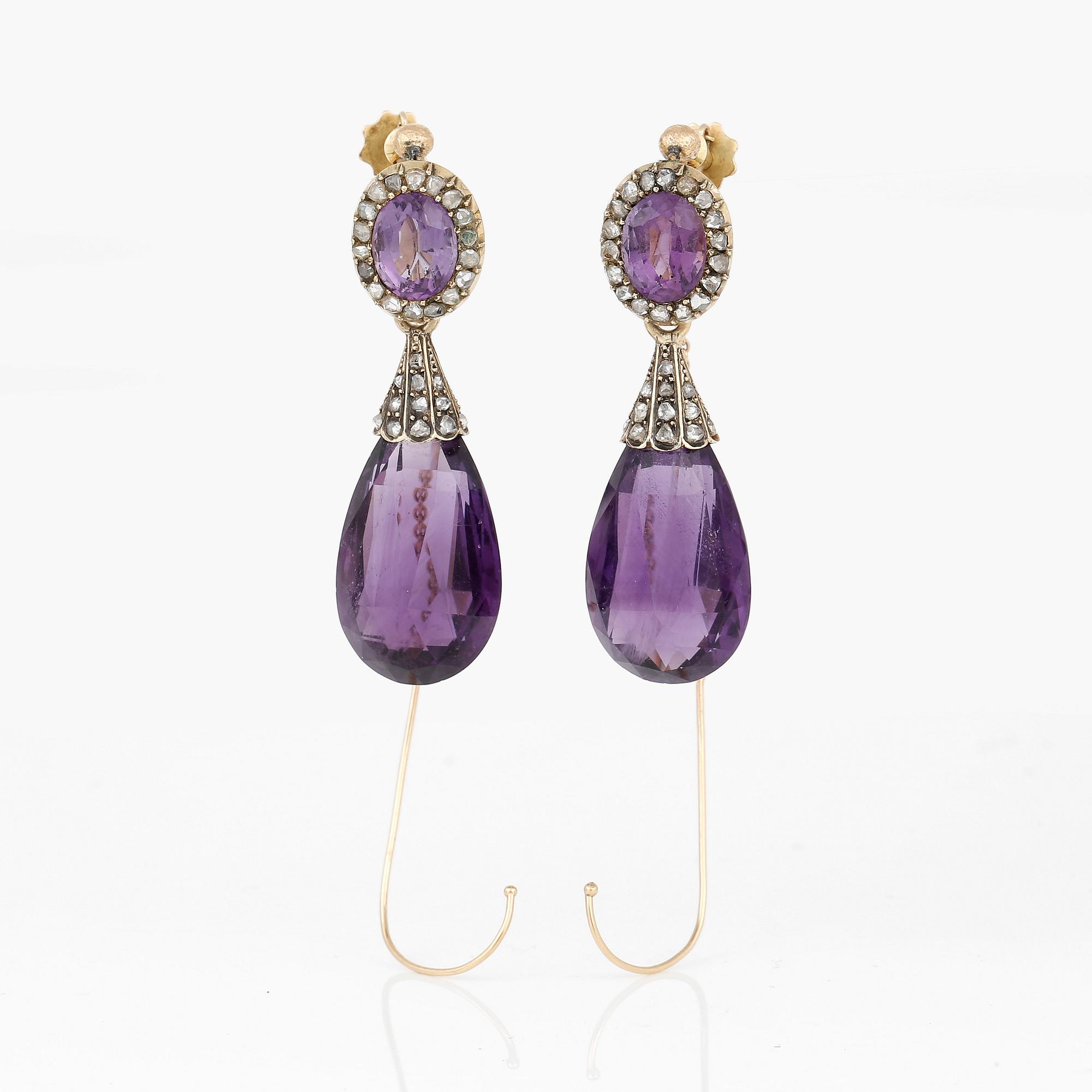 ÖRHÄNGEN, ett par, med fasetterade ametister och rosenslipade diamanter, 1900-talets andra hälft .