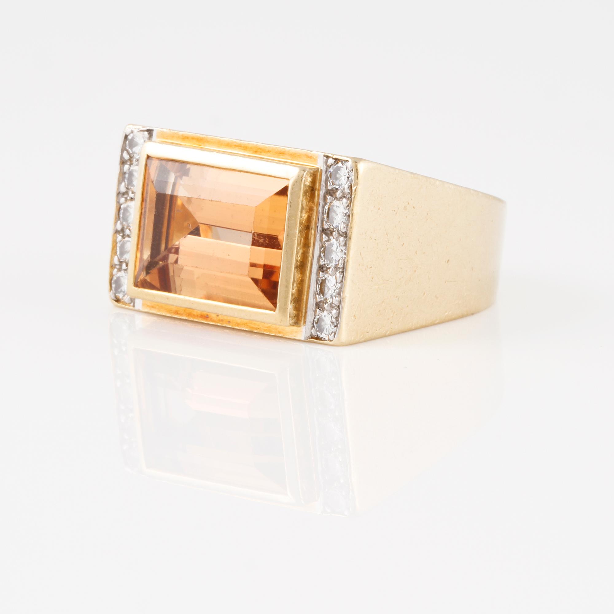 RING, med fasettslipad topas samt 10 briljantslipade diamanter ca 0.30 ct.