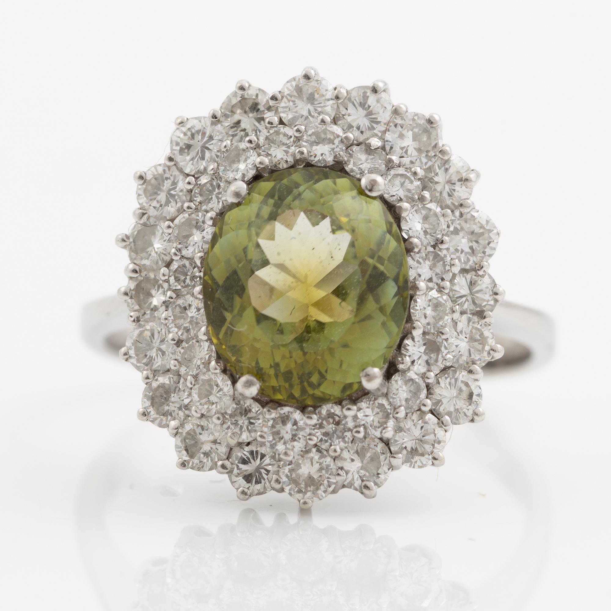 Ring, cocktailring 18K vitguld med ljusgrön turmalin och briljantslipade diamanter.