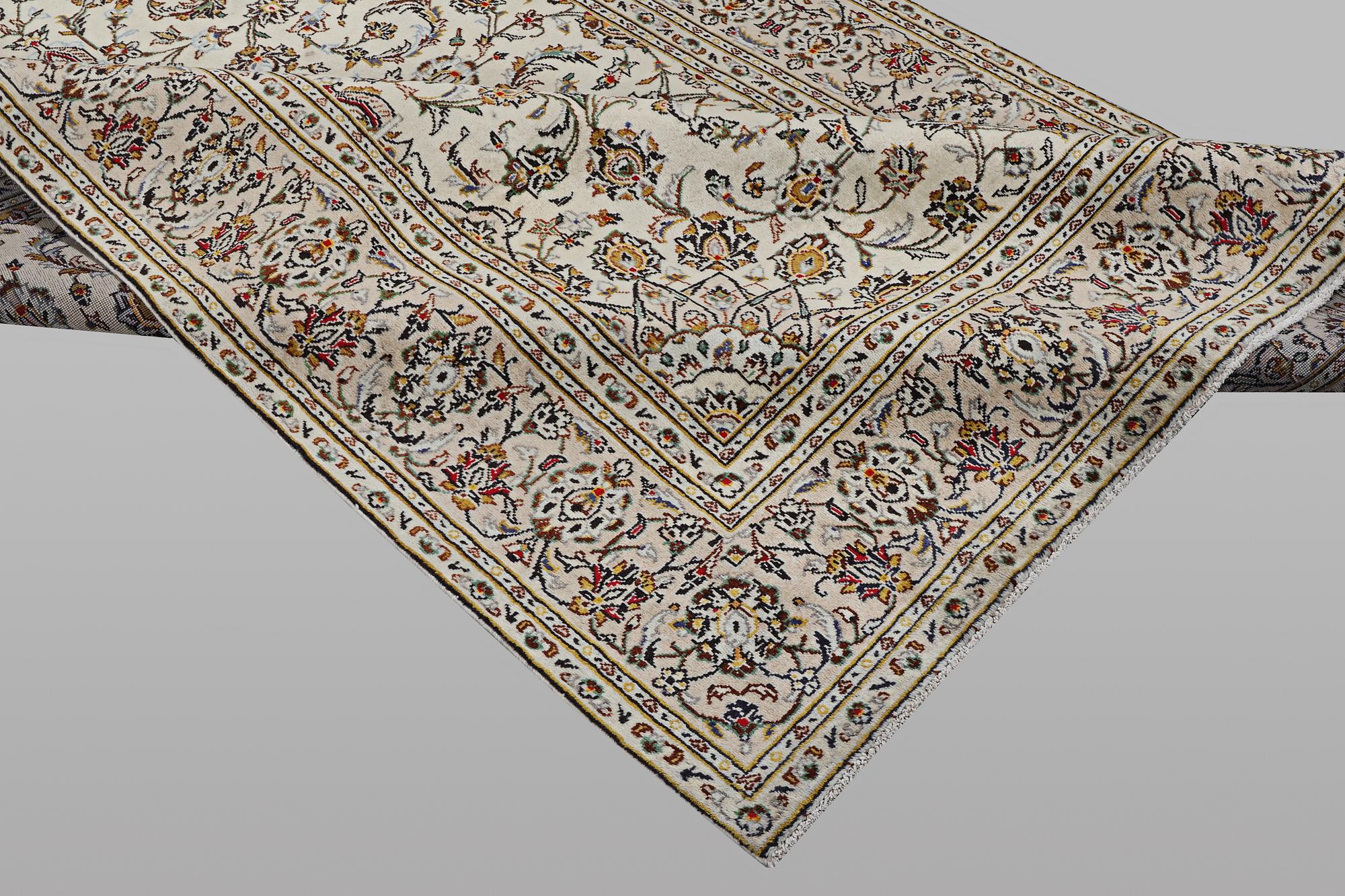 A carpet, Kashan, ca 289 x 188 cm.