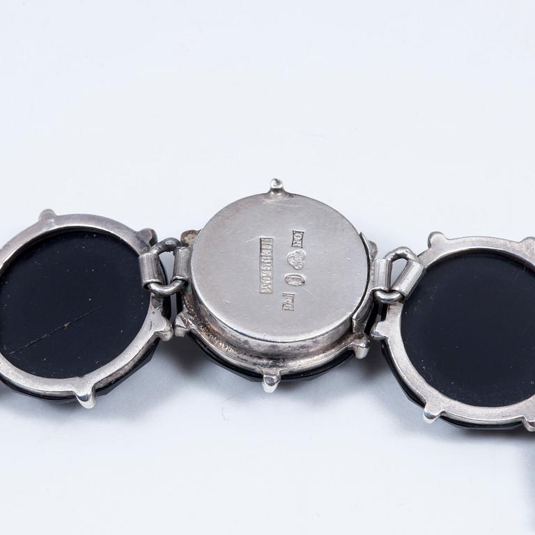 COLLIER OCH BROSCH, silver och svart onyx, Carl August Hedblom, Stockholm, 1888. Tot vikt 114,9 g.