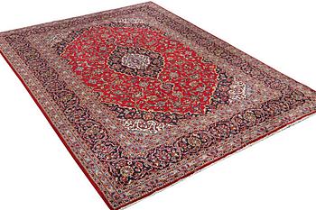 A carpet, Kashan, ca 357 x 245 cm.