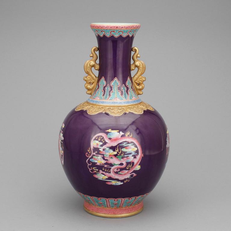 VAS, porslin, Kina, sent 1900-tal.