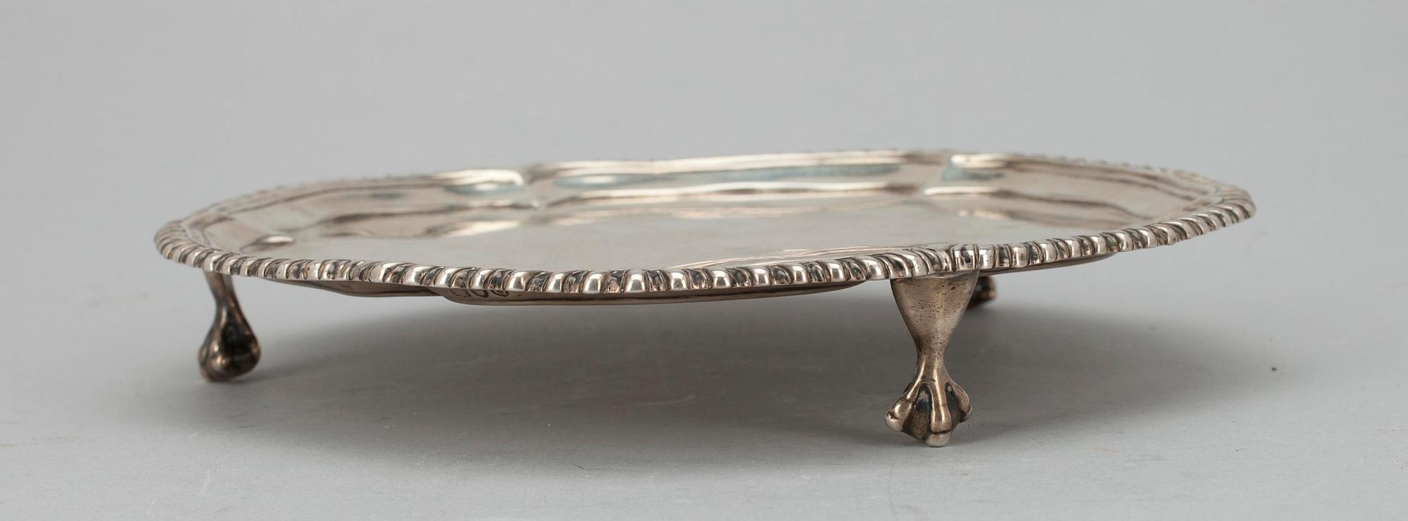 BRICKA, silver, Wilson & Gill, London 1891. Vikt ca 366,7 g.