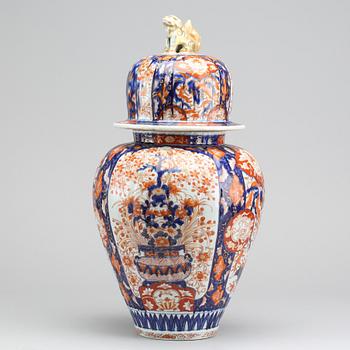 An app. 1900 porcelain japanese urn with lid.